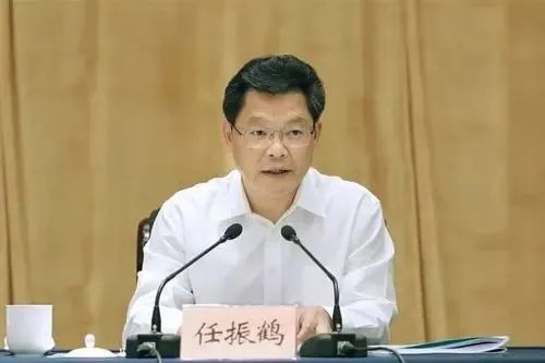 湖北籍现任省委书记2人,省长3人,省委常委共24人,最年轻者系新任厦门