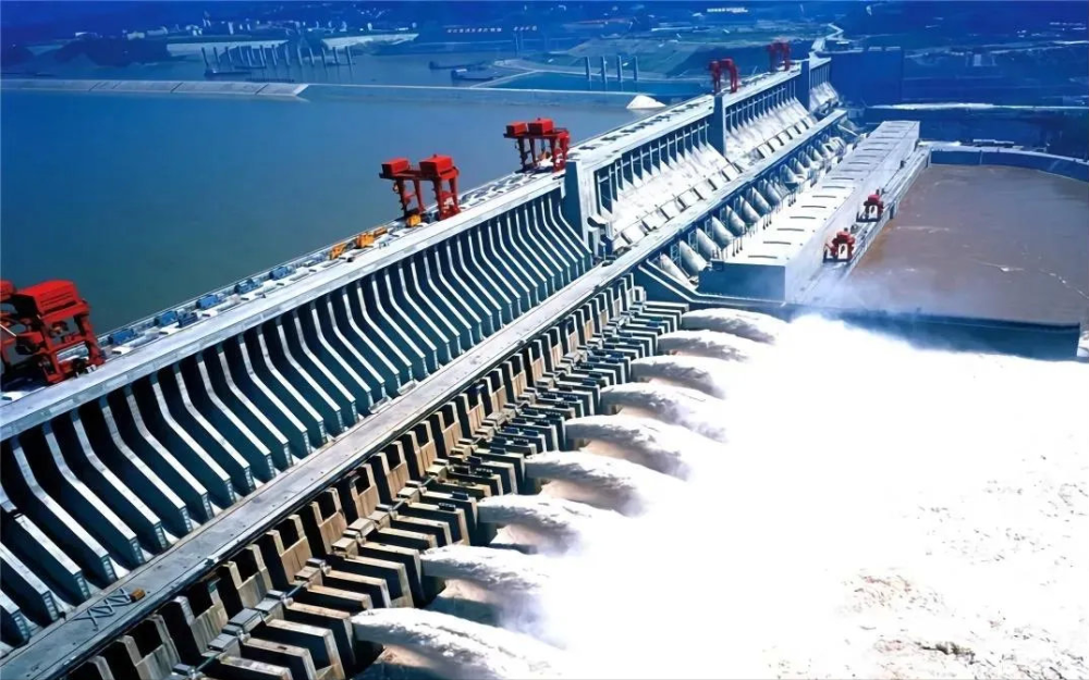 三峡大坝截流24年,堆积泥沙18亿吨,为何不把沙抽走?