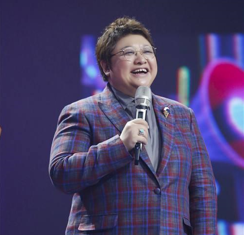 韩红匆忙上公厕被大妈收费,表明身份后守门大妈说:我