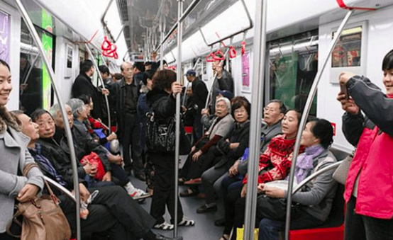 地铁保安要求乘客给外国人让座,道德绑架与崇洋媚外的界限在哪?