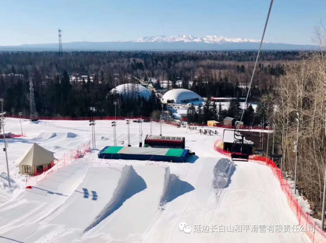 除此之外,长白山和平全季地形公园(和平滑雪场)冬季开展培训和娱雪
