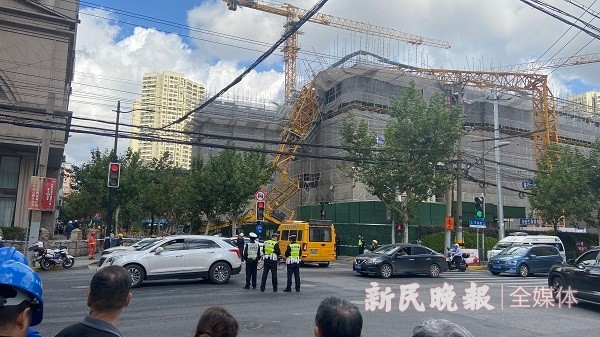 今天上午杨浦区一在建工地发生塔吊倾倒事故 新民晚报记者 陈浩 摄(下