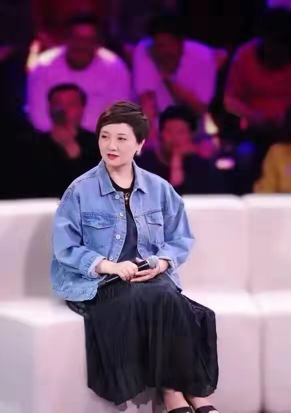 邓捷真是50后的穿搭典范,牛仔外套配百褶裙,看着不像60 的女人