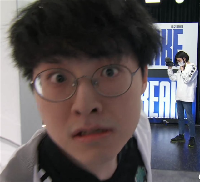 showmaker赛后表情惹不满,dk强势回应:他不是下一个faker,而是他自己