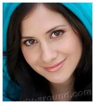 斯蒂芬妮·卡约 斯蒂芬妮·卡约,(1988年4月8日出生)-秘鲁模特,演员和
