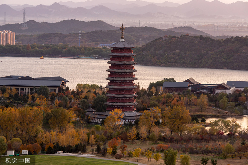 北京:雁栖湖秋色犹如大自然调色盘 五彩斑斓