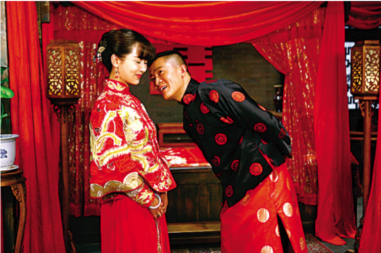 而《大秧歌》播出的前一年,杨紫搭档的是霍建华,虽说也是当叔叔的年纪