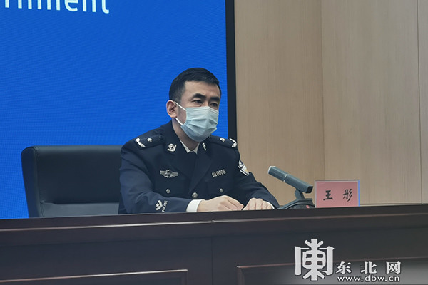 市公安局副局长王彤围绕根据哈尔滨市防疫指挥部发布的第33号公告哈市