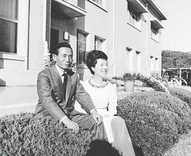 朴正熙妻子46年前遇刺身亡全过程,凶徒连开五枪本想杀