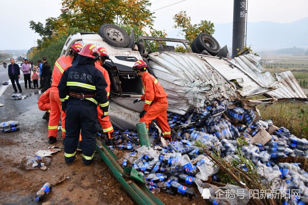 阳新新闻:一厢式货车侧翻致1人被困 阳新消防紧急救援