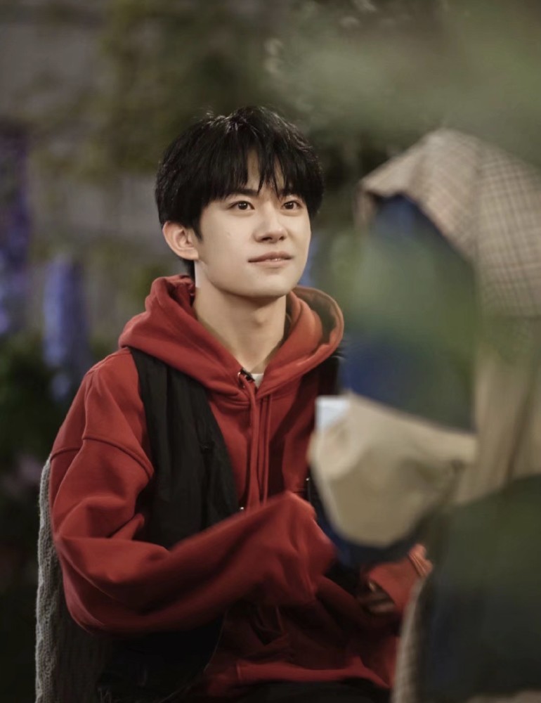 易烊千玺新行程曝光行程安排无人知晓粉丝猜测千玺只是来嗦粉