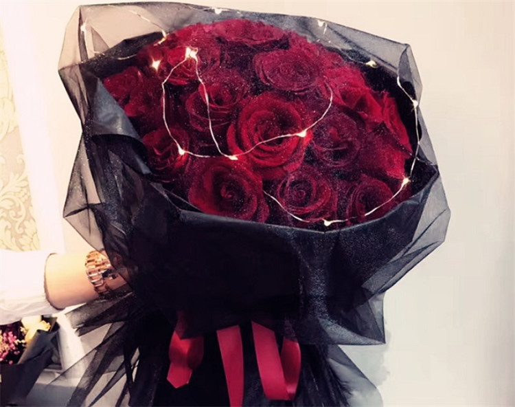 大部分女生都喜欢浪漫的鲜花,所以送红玫瑰给女朋友道歉表达爱意,这是
