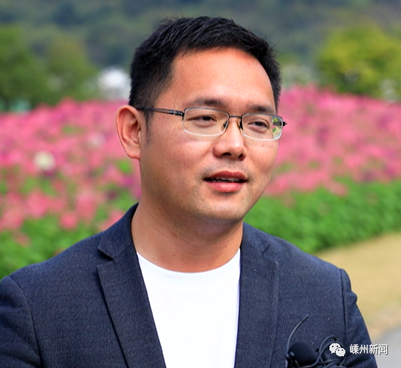 杭州游客周柏林在越剧小镇的花海间,很多游客在赏花,拍照,沉迷于花海