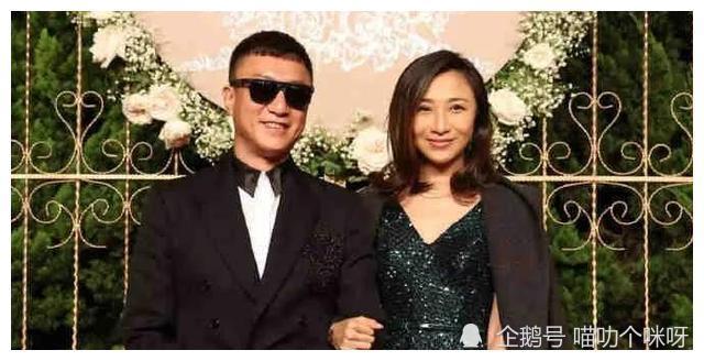 孙红雷与妻子的感情更是恩爱有加,时常与妻子一起共进晚餐以及牵手压