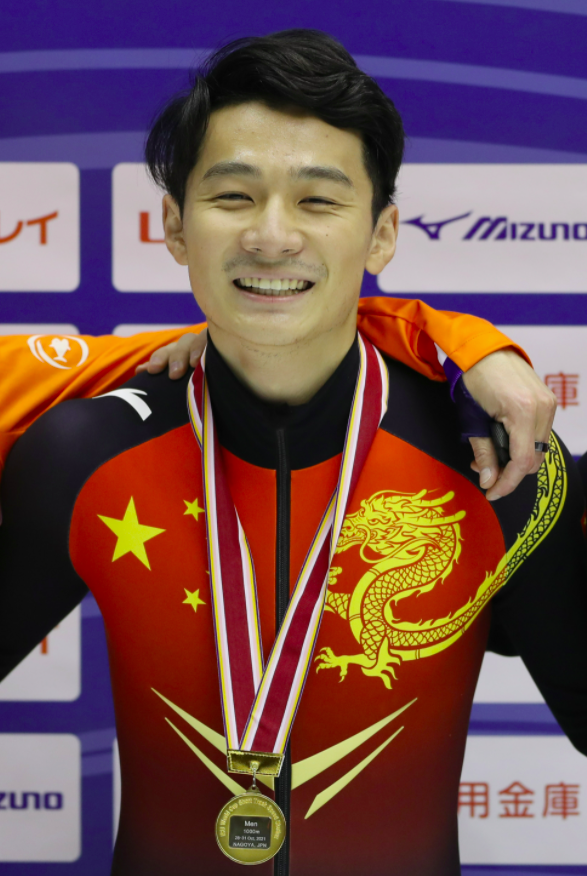 任子威为中国短道速滑队摘得本赛季首枚个人项目金牌.
