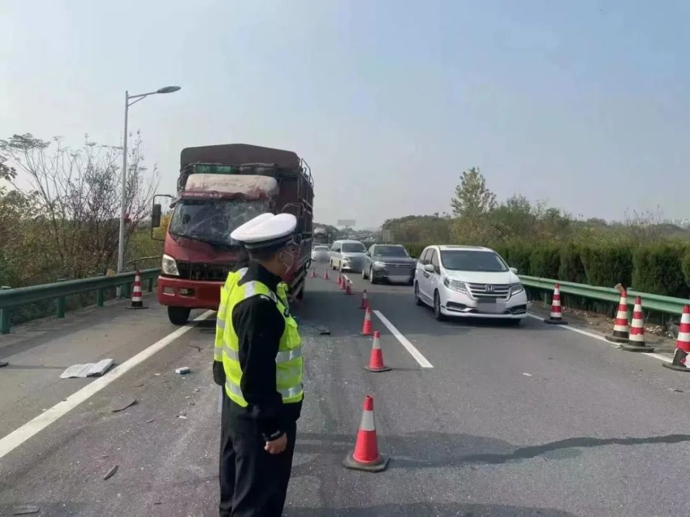 汉鄂高速上,两辆大货车发生追尾!鄂州多部门紧急救援