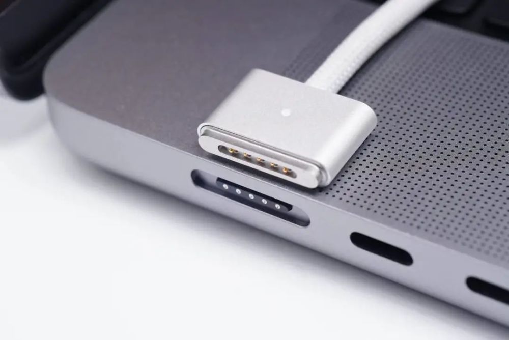 充电线缆可以通过magsafe3接口与macbook pro实现精准对位,一贴即合