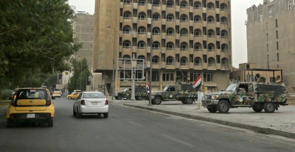 新华社/法新10月31日,伊拉克安全部队人员在巴格达"绿区"附近执勤.