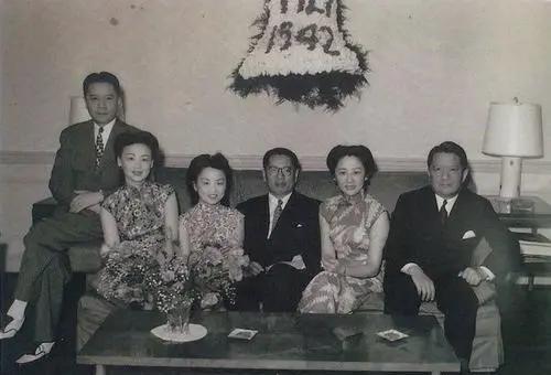 再次回来的宋子文,身边已经有了其他的女人相伴,也就是他的妻子张乐怡