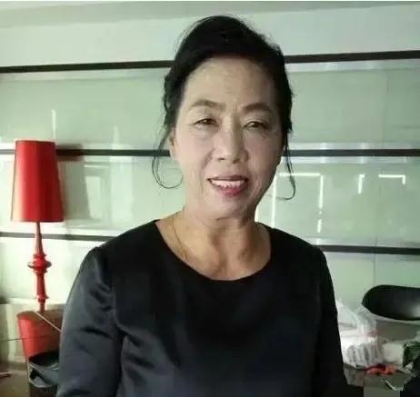 其中有一位老太太 ,名叫张美娥,她在老公的大力支持下,也拼命赶往剧组