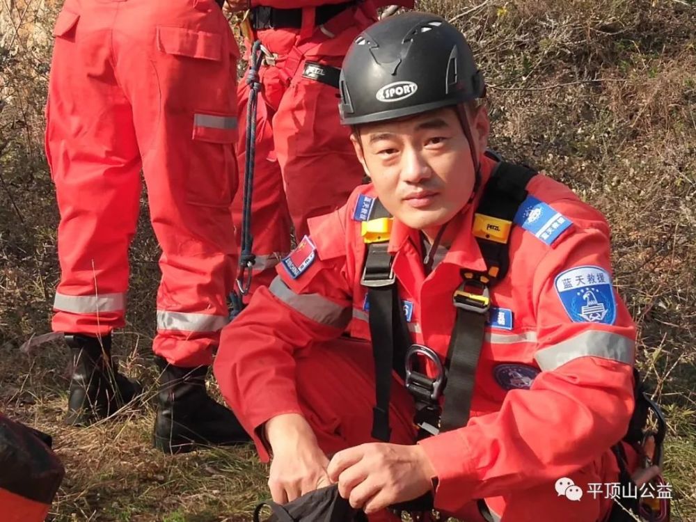 平顶山市义工联蓝天救援队山地搜救分队举行实训 || 叶县开展"净滩"