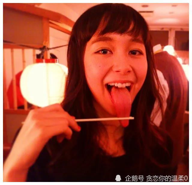 她可以将舌头卷成蝴蝶结.还可以做株幸运四叶草.鼻子上沾了海苔?