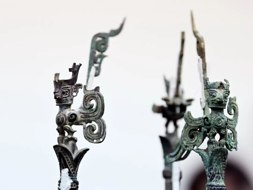 三星堆高大的青铜立人像,众多的青铜人头像,青铜小人像,甚至包括人面