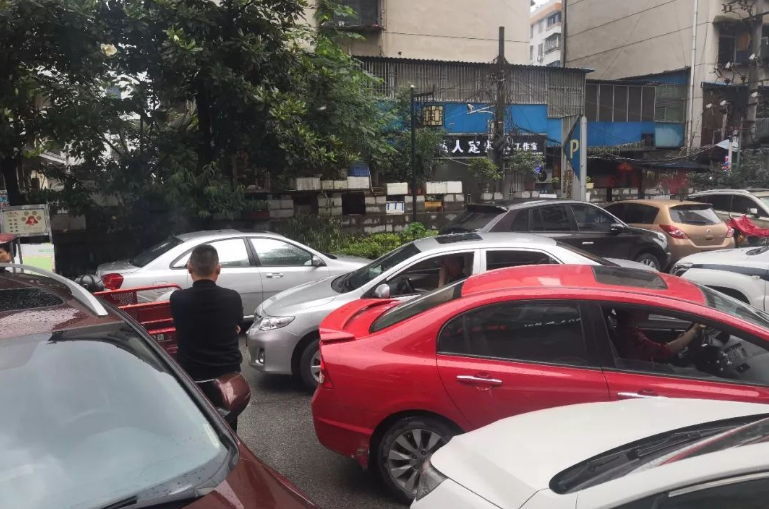 除此之外,在小区停车的时候要注意不要将车辆停在他人的私人停车位上