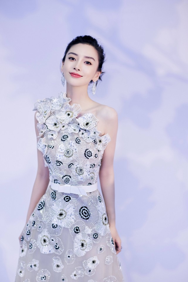 angelababy(杨颖)华丽刺绣雕花礼服出席沸腾之夜晚会