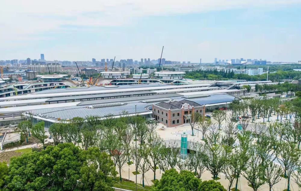嘉兴火车站昔日交通枢纽今朝红色地标