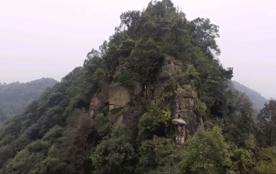 沙坪坝虎峰山神奇的石头风景壮美地势险要游览需注意安全