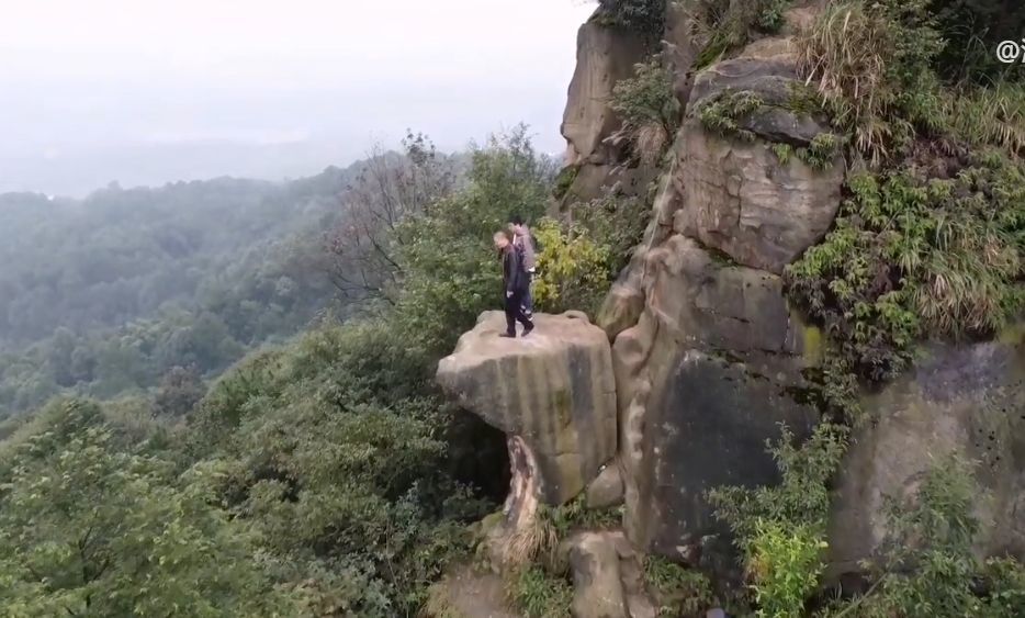 沙坪坝虎峰山神奇的石头风景壮美地势险要游览需注意安全