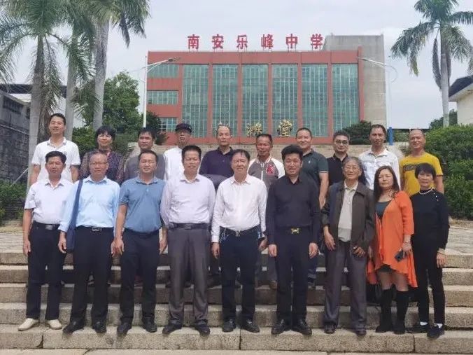 乐峰中学留影与乐峰中学校领导合影明英苑午饭后,诗友们驱车前往由