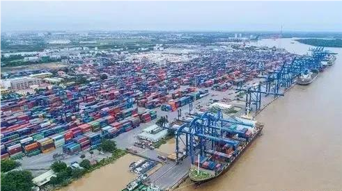 拥有第一大港口仰光港,全年进出口贸易的80%的货物都经过这里.