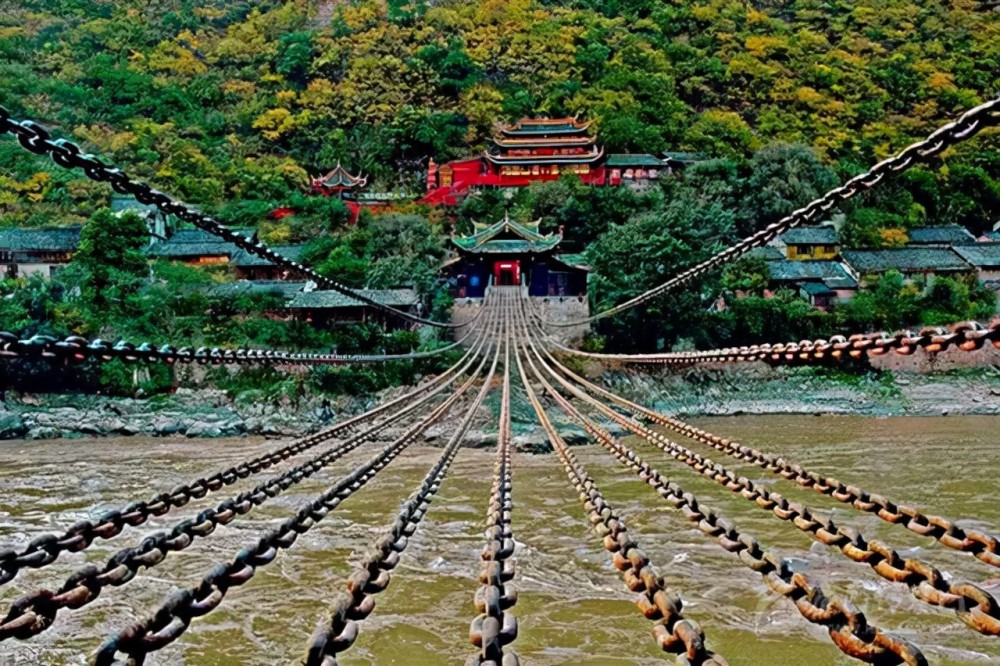 全桥13根铁链,1万多个铁环重达40吨,当年泸定桥是咋建成的?