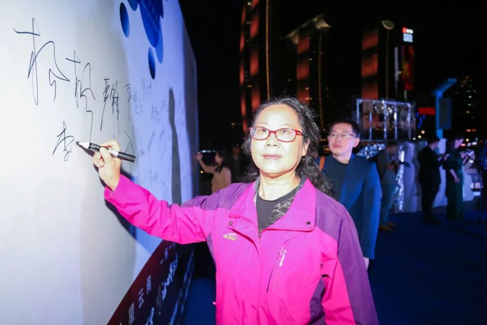 李庆雯:华语科幻星云奖15位联合发起人之一.