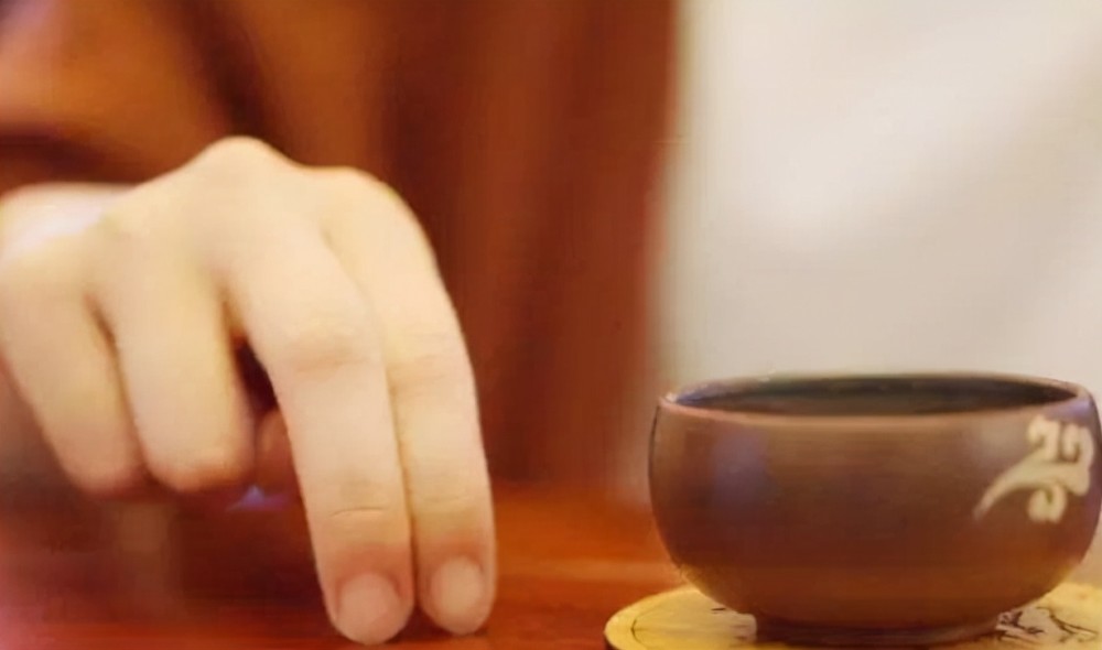 在倒茶时,常见的"叩指礼",你懂得怎么敲吗?
