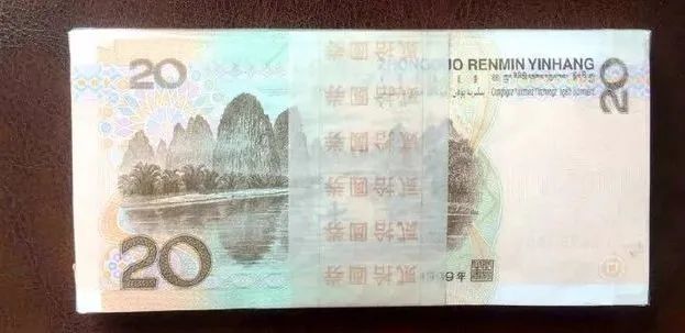 纸币正面印制荷花图案,背面图为桂林山水,而作为我国的名片怎么能少得