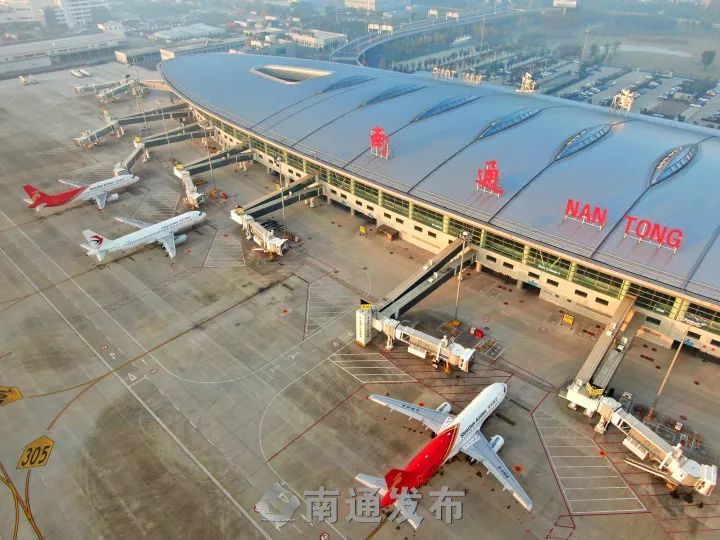 2021年10月31日清晨拍摄的南通兴东国际机场美丽日出.
