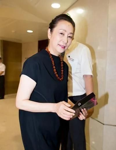 奚美娟问他给孩子取什么名时,周野芒很敷衍地回:"随便.