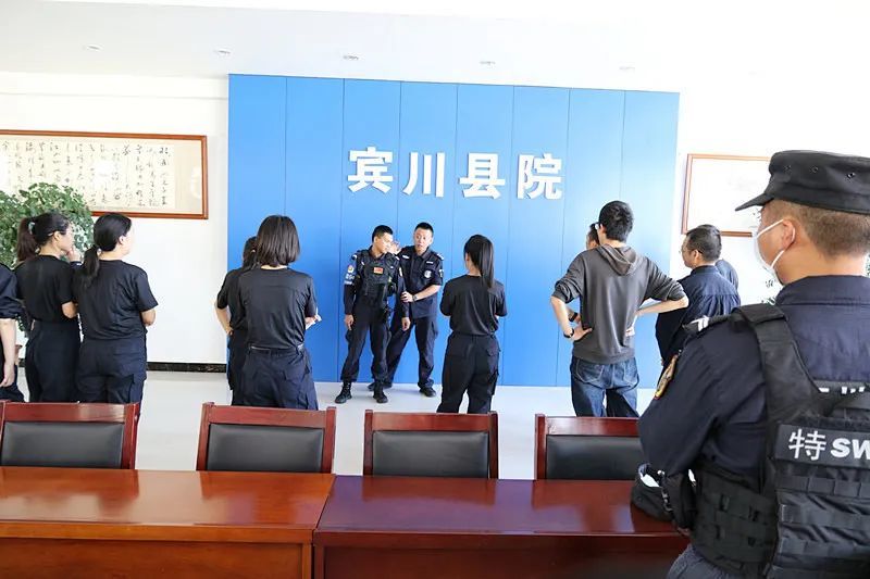 02技能训练强本领根据职业特点"量身定制"课程内容,邀请宾川县公安局