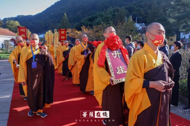 摄)九华山佛教协会副会长,肥西三河万年禅寺方丈宏学法师(左)为常敏