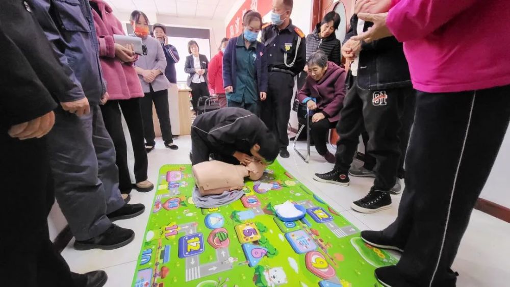 史宏伟主任现场讲解了海姆拉克急救法,心肺复苏,止血包扎等急救知