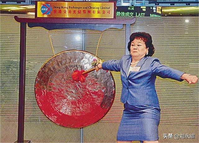 由于敲锣姿势太有霸气,江佩珍还被p成了表情包.