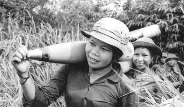 我军发现一女兵劝她投降无果后当场击毙身份曝光后众人沉默
