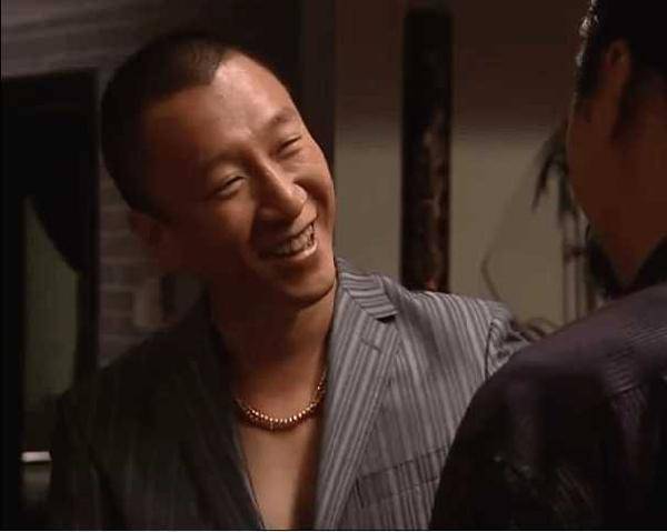 都有一个共同点,就是他身上的硬汉气质没变过,一举一动每个表情都很