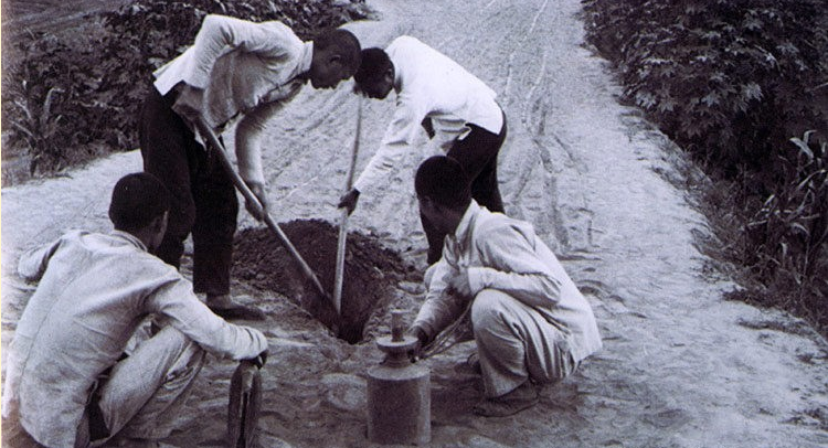 1941年,冀中区民兵在埋地雷.