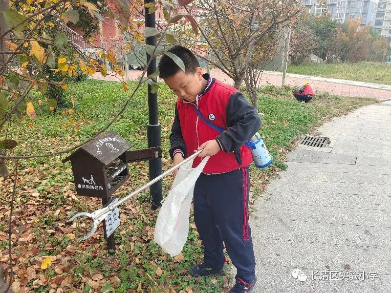 义务拾捡垃圾做文明小学生长清区第二实验小学志愿服务队走进长兴苑