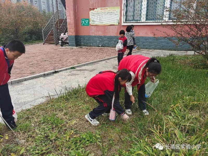 拾捡垃圾做文明小学生长清区第二实验小学志愿服务队走进长兴苑小区