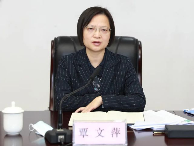 会上,省法院党组副书记,常务副院长覃文萍传达了省委常委会精神.